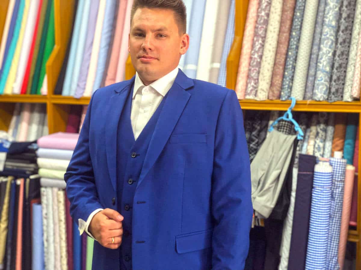 Kunde mit massgeschneitertem Hochzeitsanzug Kunde mit massgeschneitertem Hochzeitsanzug